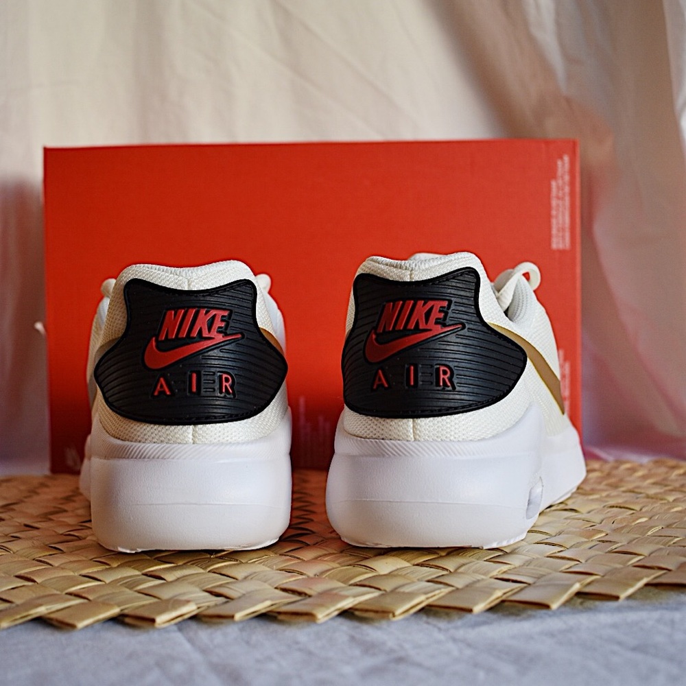 🚨SOLD🚨NEW WMNS Nike Air Max Oketo - Picture 3 of 7